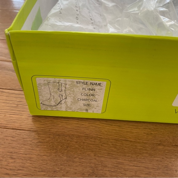 New in box Very Volatile Flynn Charcoal Boots - Picture 7 of 7